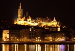 Un panorama di Budapest di notte