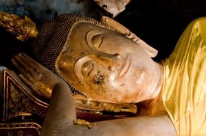 La statua del Buddha reclinato ricoperto d'oro