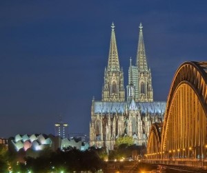 Il duomo di Colonia di notte