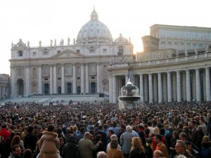 Folla di fedeli alle celebrazioni in Piazza San Pietro