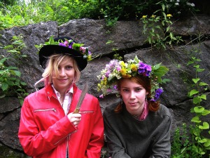 Ragazze indossano corona di fiori