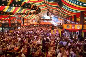 Le lunghissime tavolate dell'Oktoberfest