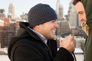 Una coppia gay e, sullo sfondo, New York