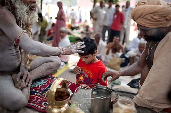 sadhu con bambino