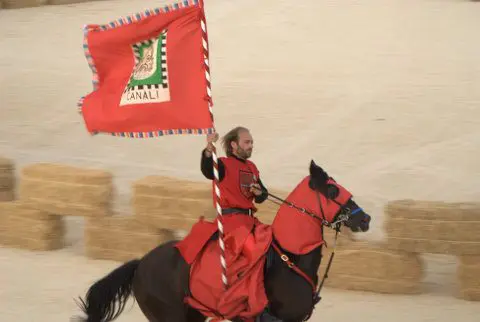 Cavaliere del quartiere Canali al Palio dei Normanni