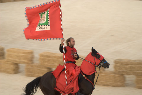 Cavaliere del quartiere Canali al Palio dei Normanni