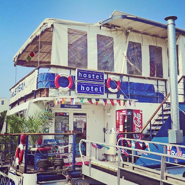 hostelboat bar