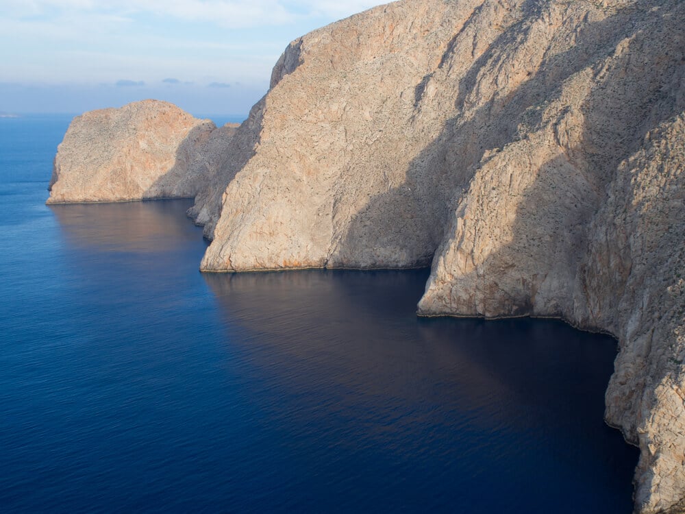 tilos costa scogliere