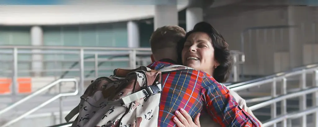 abbraccio madre figlio aeroporto