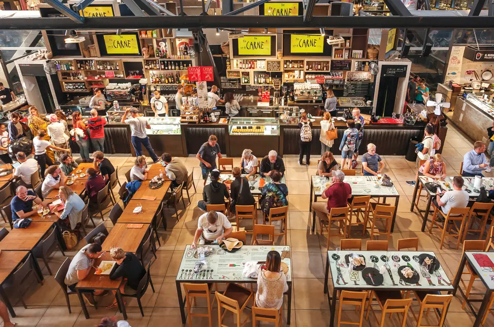 persone che mangiano al Mercato Centrale Firenze