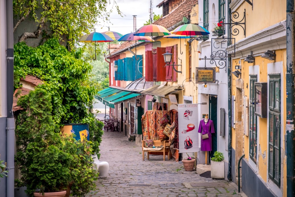 strada con ombrelli colorati a Szentendre vicino Budapest