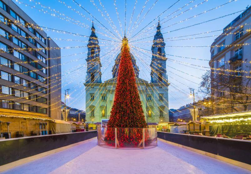 Mercatino di Natale a Budapest in Piazza Santo Stefano con vista sulla Basilica di Santo Stefano nel periodo natalizio