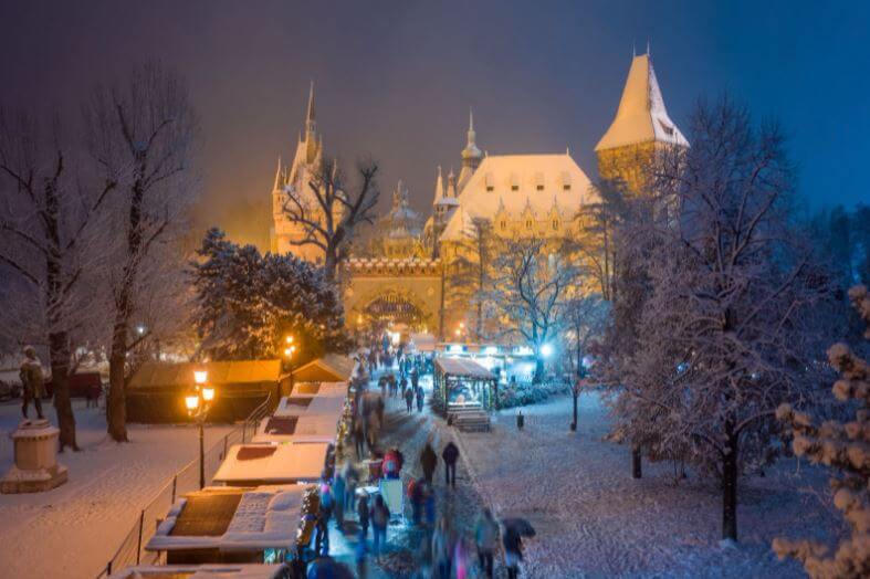 Mercatino notturno di Natale nel parco Vánosháza a Budapest nel periodo natalizio