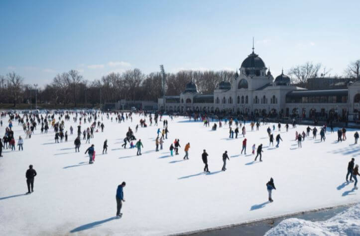 Pattinaggio su ghiaccio con vista sul castello di Vajdahundyad a Budapest per Natale