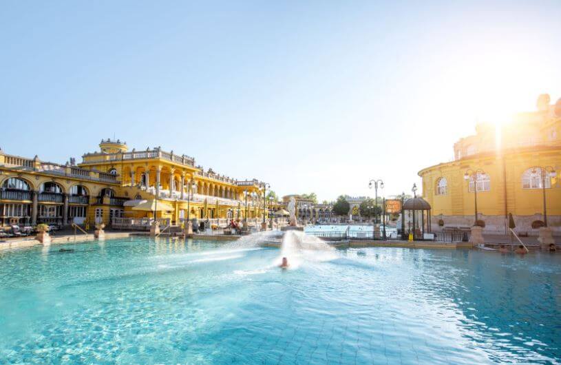 Vista delle Terme Széchenyi nel parco del centro città.