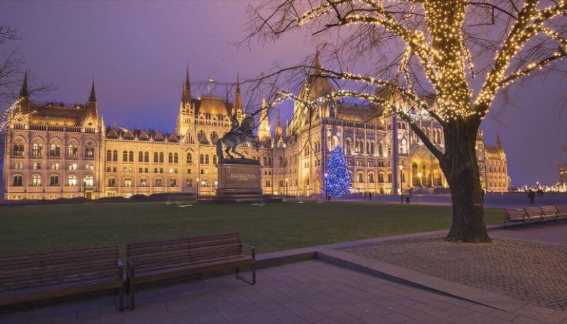 Il Parlamento di Budapest a Natale con decorazioni natalizie