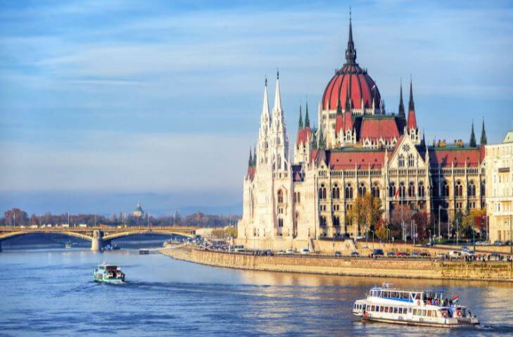 Vista del Parlamento ungherese e del Ponte delle Catene da una gita in barca a Budapest nel periodo natalizio