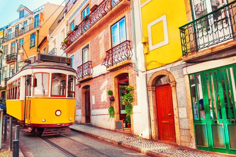 Tram giallo di Lisbona e case dalle facciate colorate