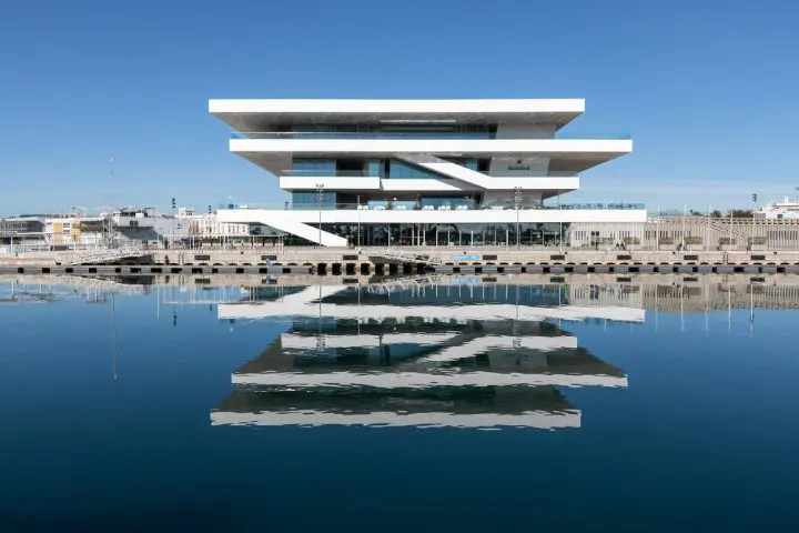 La spiaggia Malvarrosa è una delle più note di Valencia.