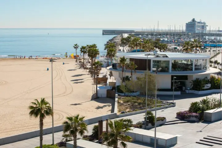 spiaggia Las Arenas è una delle spiagge più popolari della città