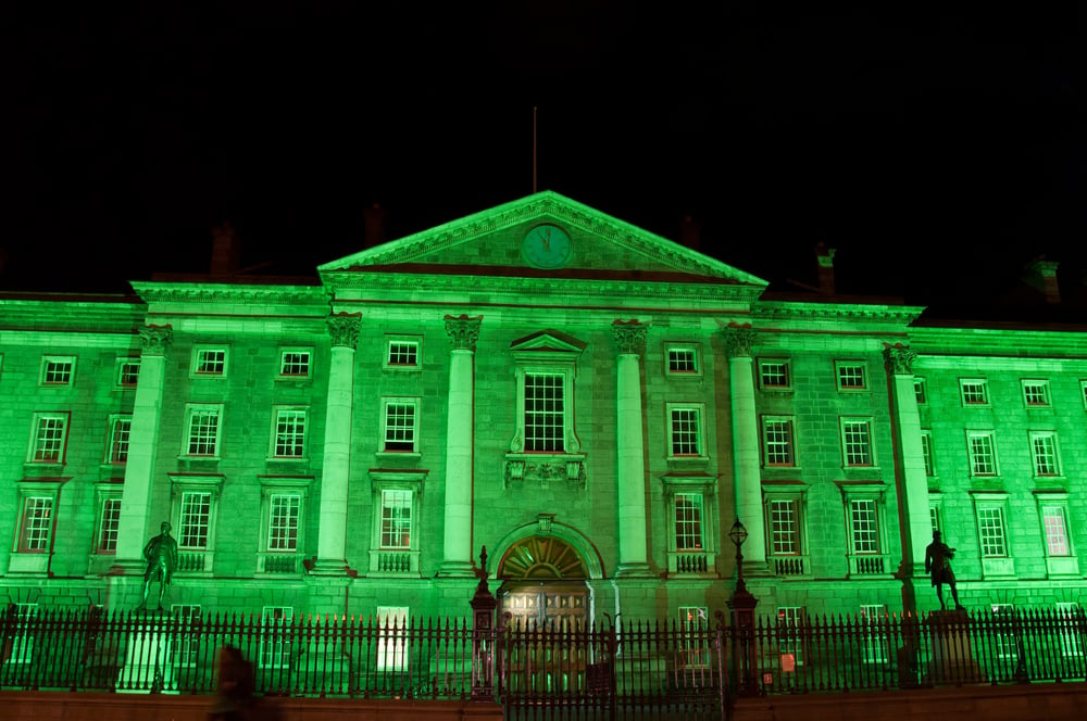 monumento Dublino illuminato di verde giorno di San Patrizio