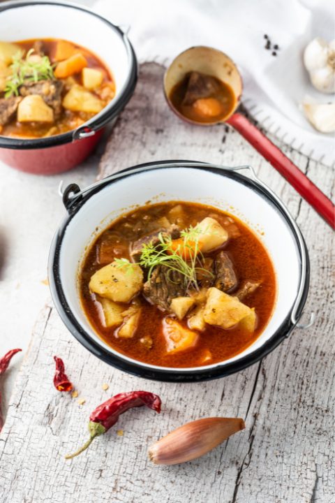 Iniziamo dal piatto forte: il goulash