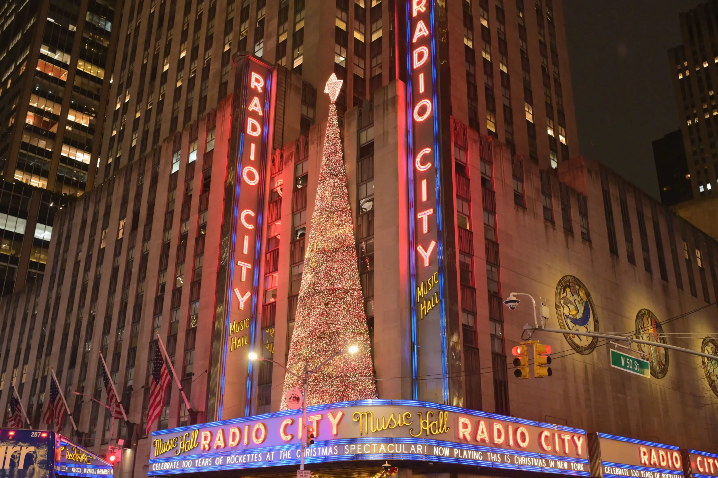 Radio City di New York illuminata con decorazioni natalizie e grande albero di Natale