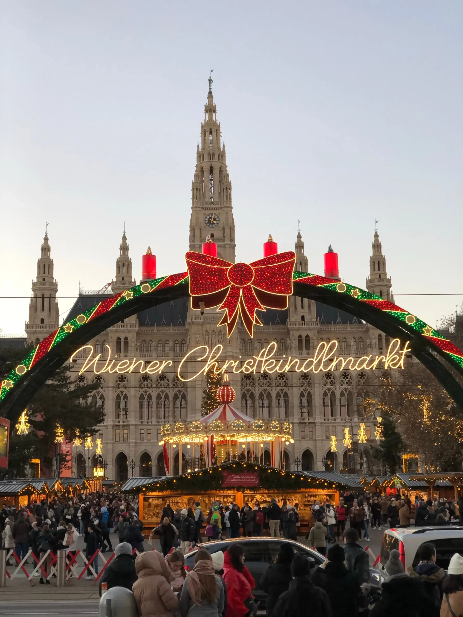 Ingresso del mercatino di Natale a Vienna con bancarelle decorate e luci festive