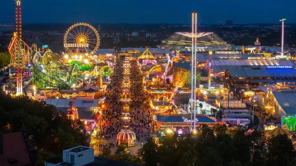 Vista aerea della Theresienwiese illuminata di notte durante Oktoberfest