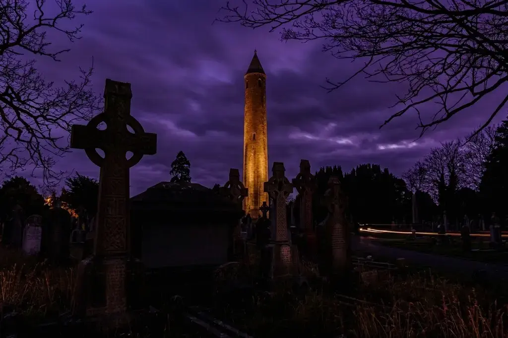 Cimitero di Dublino al buio con lapidi visibili