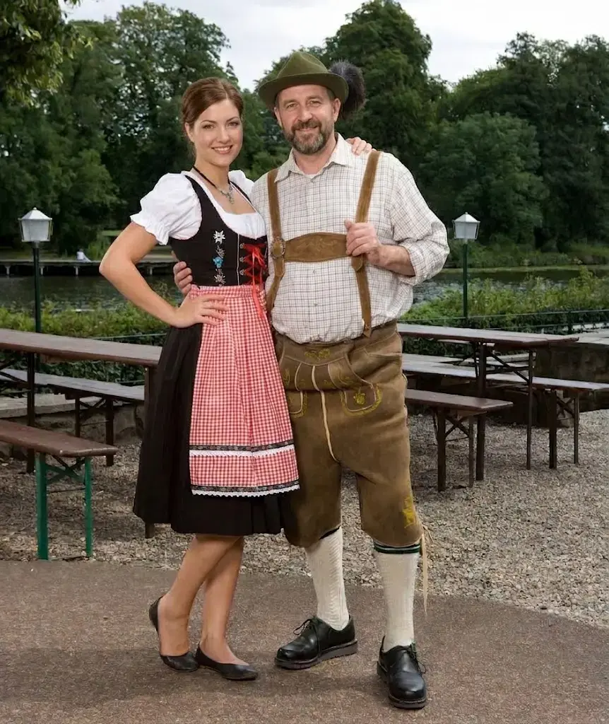 Uomo e donna vestiti in abito tradizionale bavarese Oktoberfest
