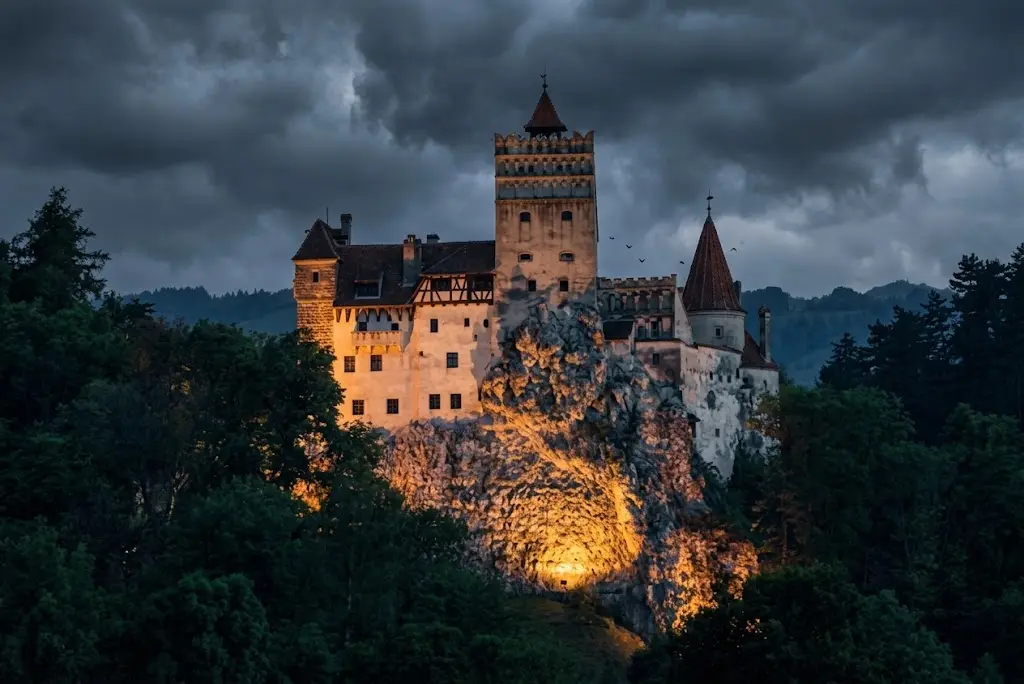 Castello di Bran in Transilvania arroccato su una collina rocciosa
