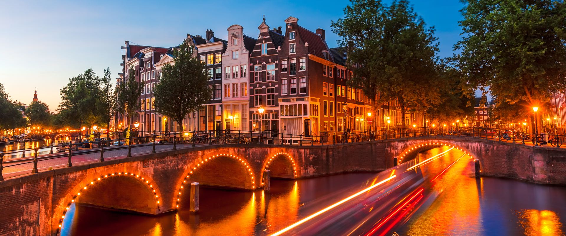 Canali di Amsterdam con installazioni luminose.