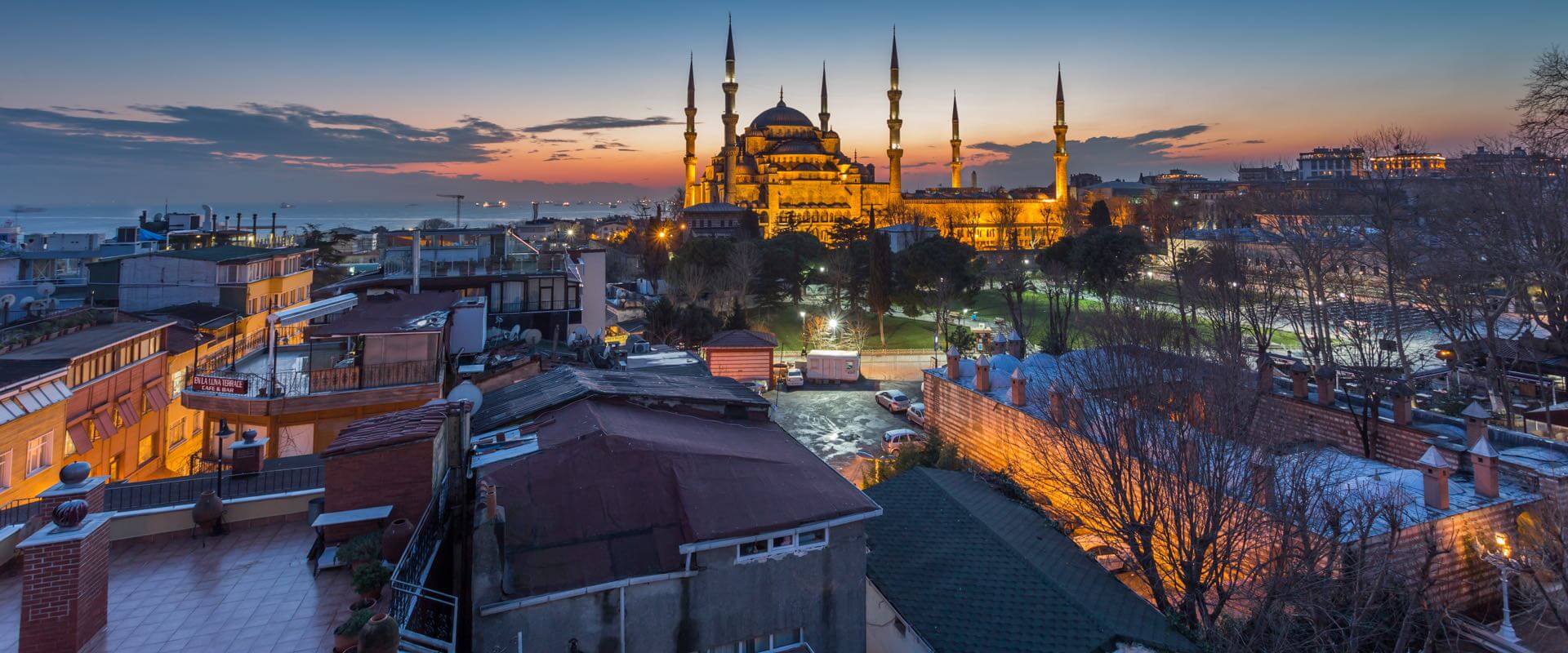 Vista di Istanbul al tramonto con minareti.