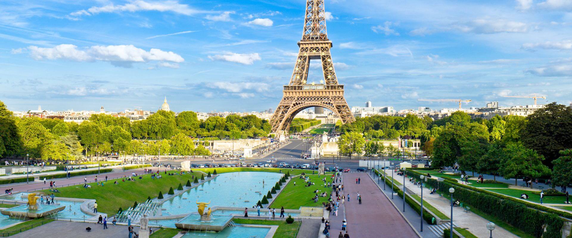 Vista notturna della Torre Eiffel illuminata a Parigi.