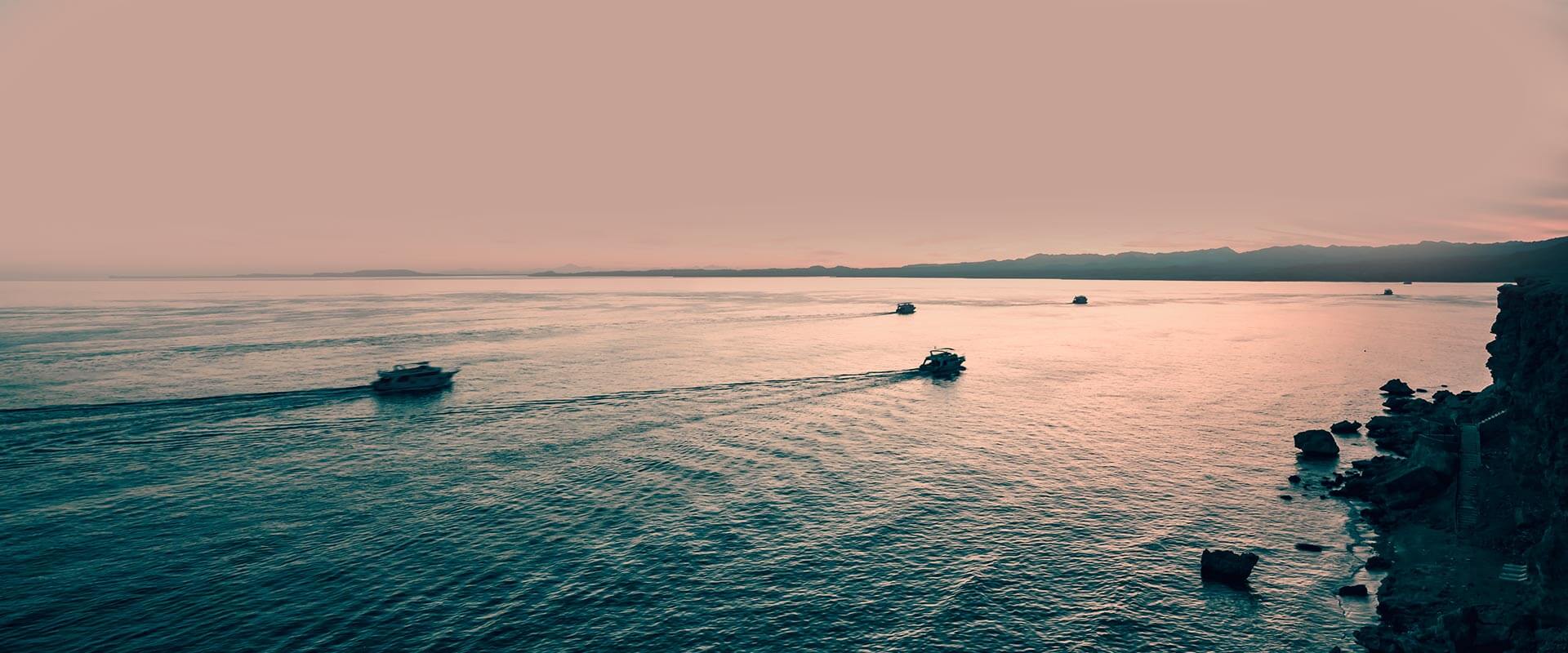 Vista di una spiaggia a Sharm el-Sheikh con resort.