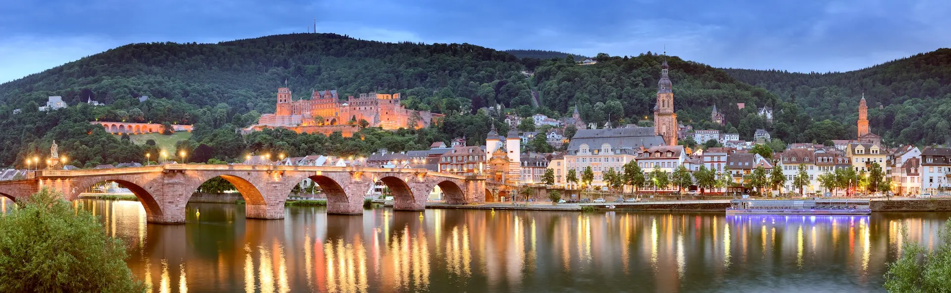 Castelli in rovina, ponti antichi e storia universitaria.