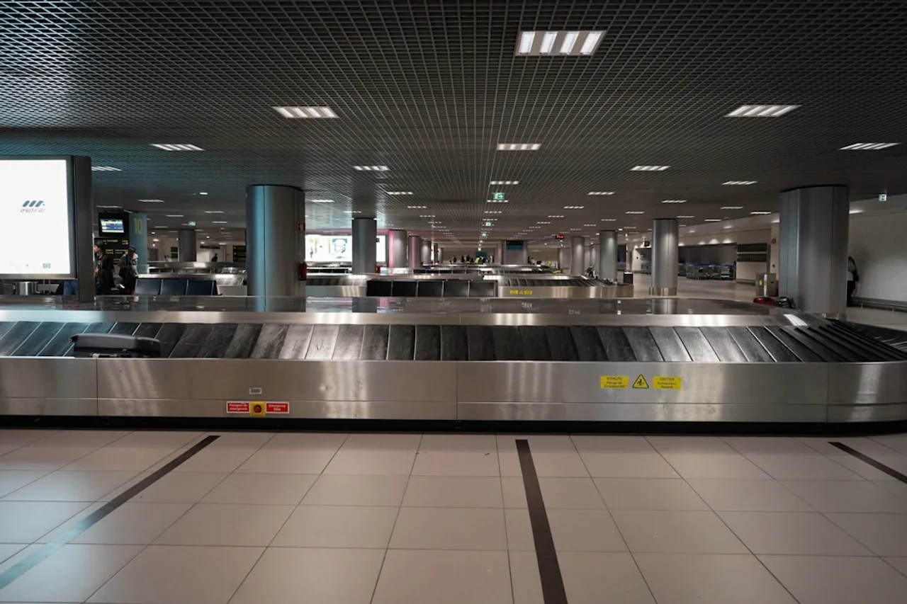 Passeggeri in fila al banco check-in di un aeroporto