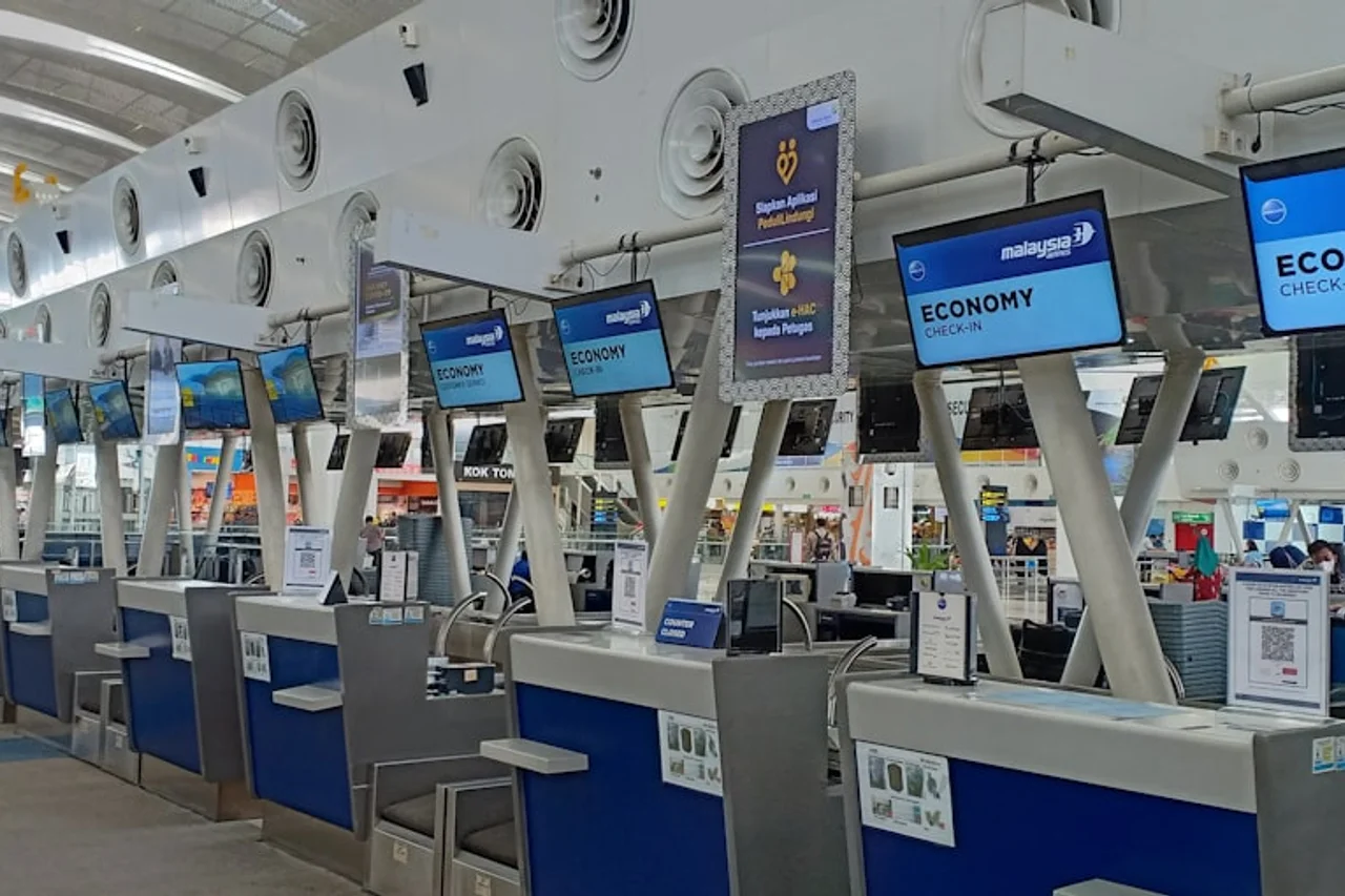 Passeggero Ryanair diretto al banco per la consegna del bagaglio