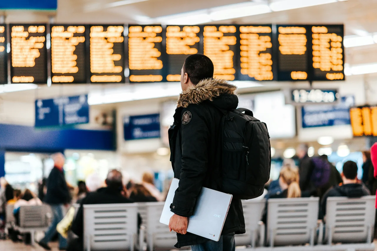 Banchi check-in Iberia in aeroporto con passeggeri in coda