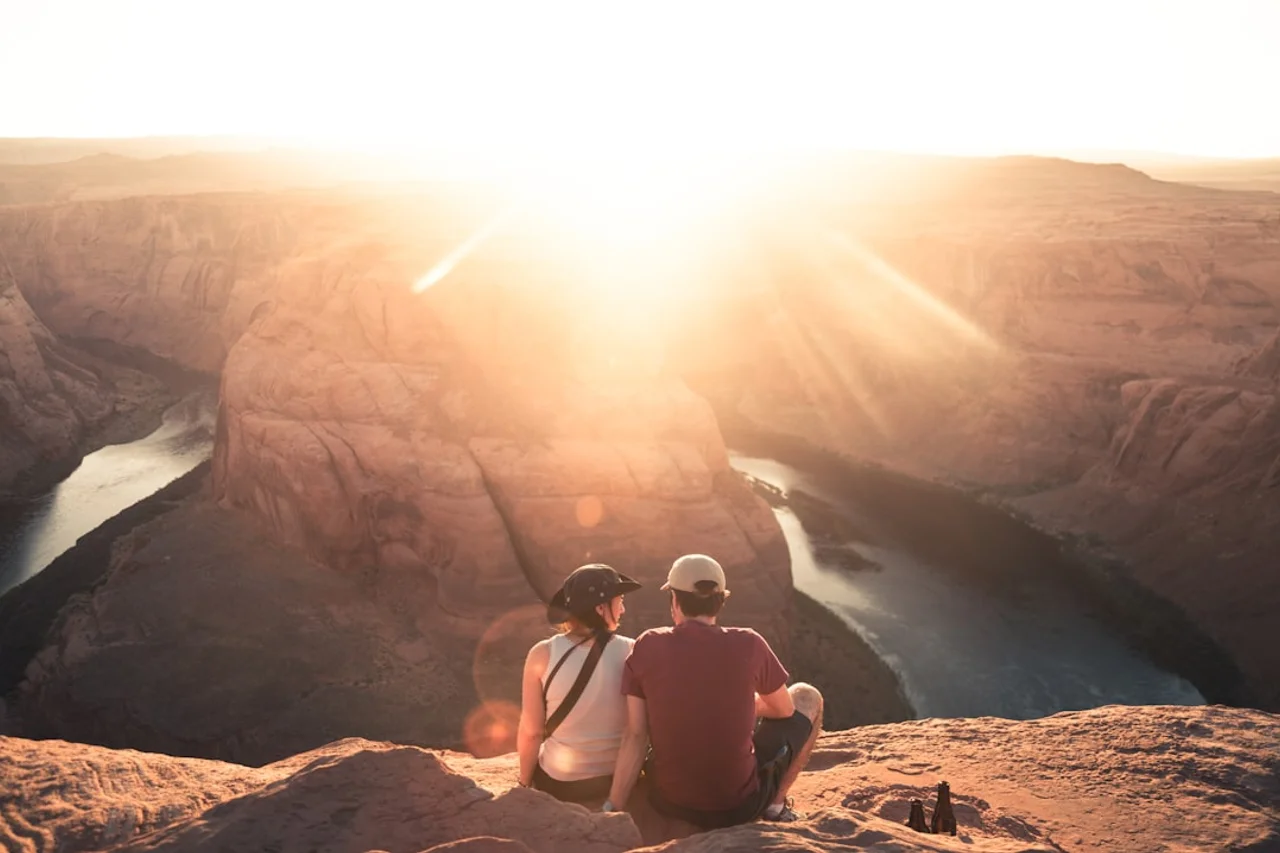 Due persone intente ad ammirare un paesaggio panoramico durante una vacanza low cost prenotata con eDreams Prime.