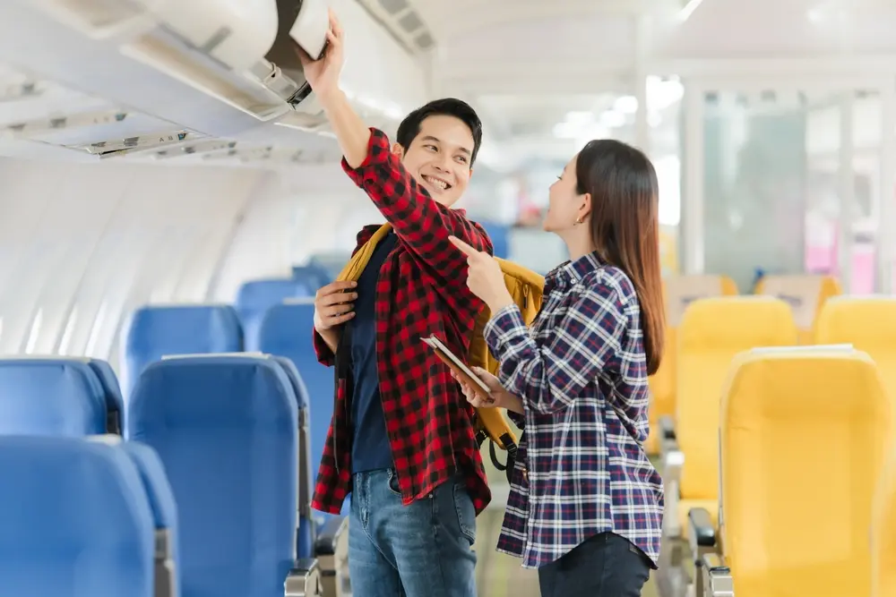 Passeggero che aiuta con i bagagli