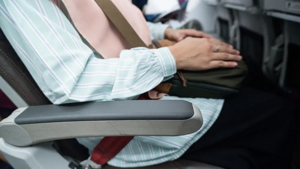 Condivisione del bracciolo in aereo