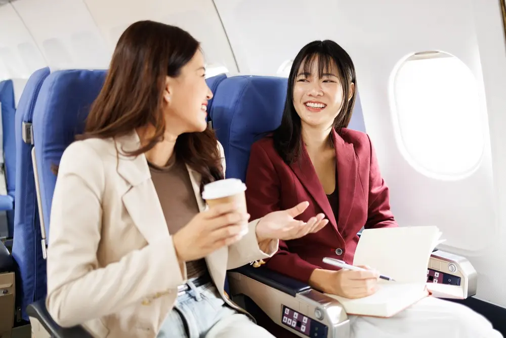 Passeggeri che chiacchierano in aereo