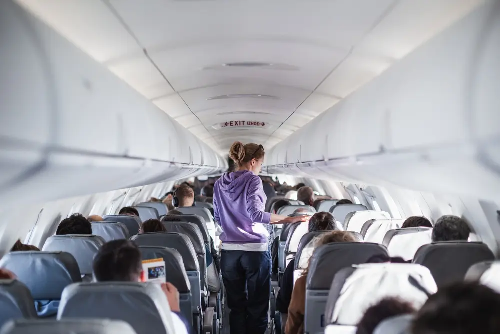Passeggeri all'uscita dall'aereo